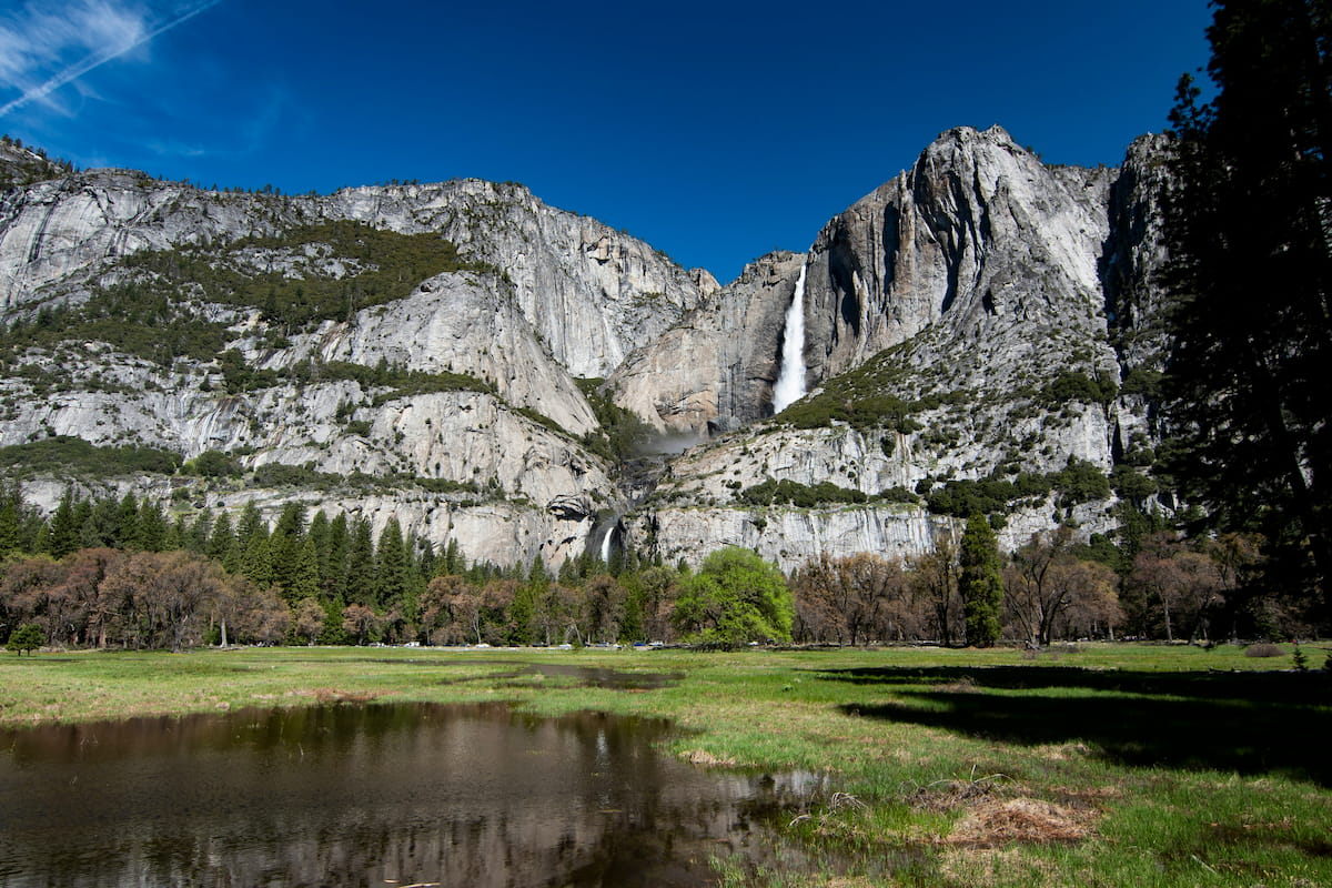 Valle de Yosemite con El Capitán y las cataratas al fondo, California