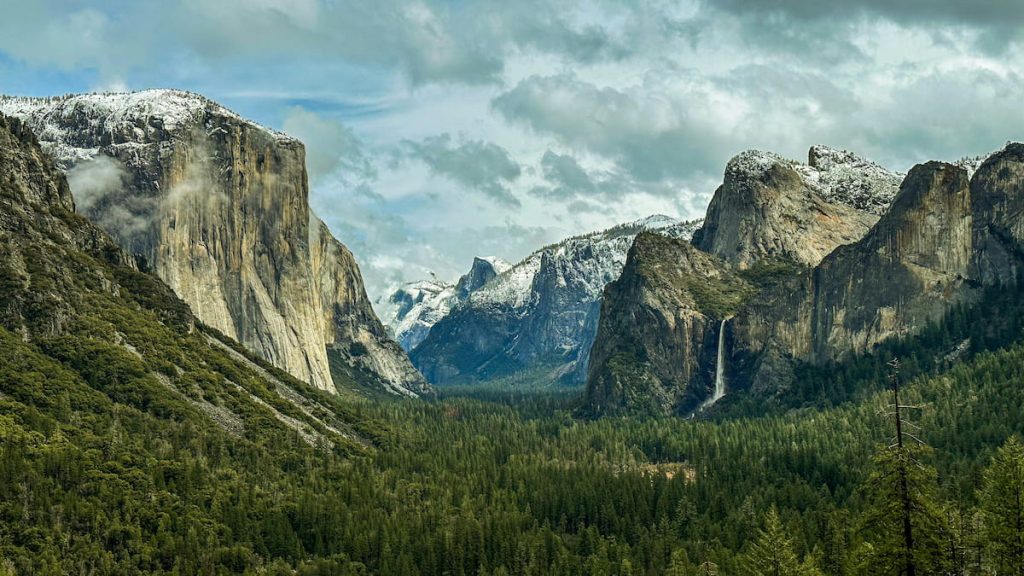 Vista del Valle de Yosemite con El Capitán y Half Dome al fondo, California