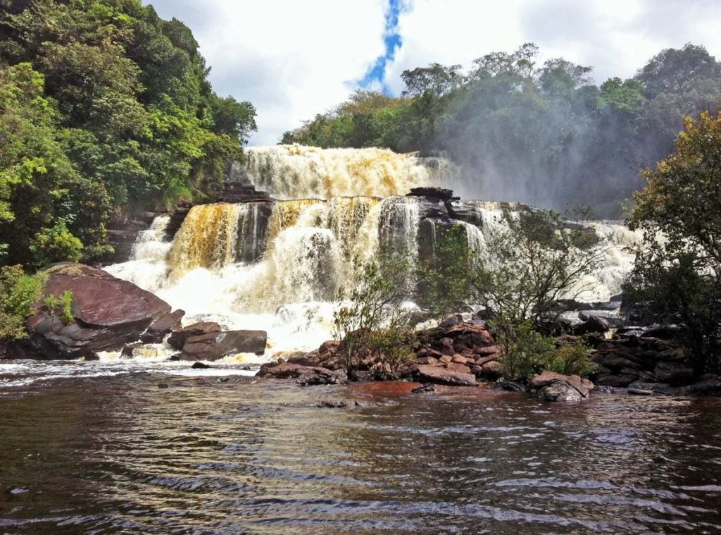 Laguna de Canaima con cascadas y arena rosada, Venezuela