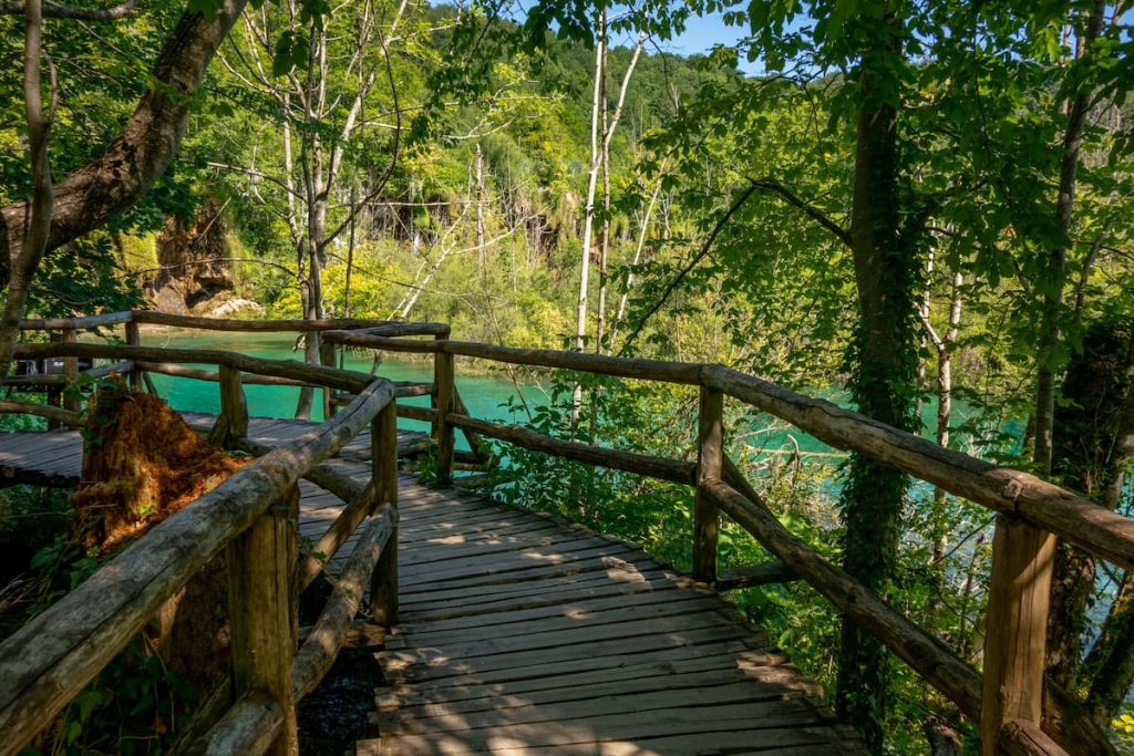 Pasarela de madera sobre los Lagos de Plitvice con aguas turquesa, Croacia