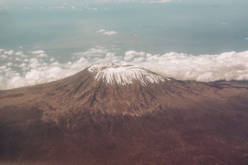 Vista aérea del Kilimanjaro con glaciares en la cima sobre las nubes, Tanzania