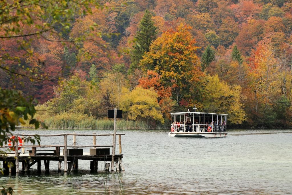 Barca eléctrica cruzando el lago Kozjak en los Lagos de Plitvice, Croacia