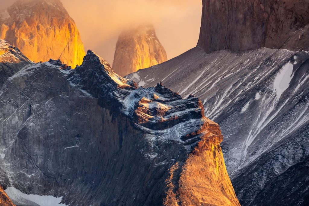 Amanecer dorado sobre las Torres del Paine, Patagonia chilena