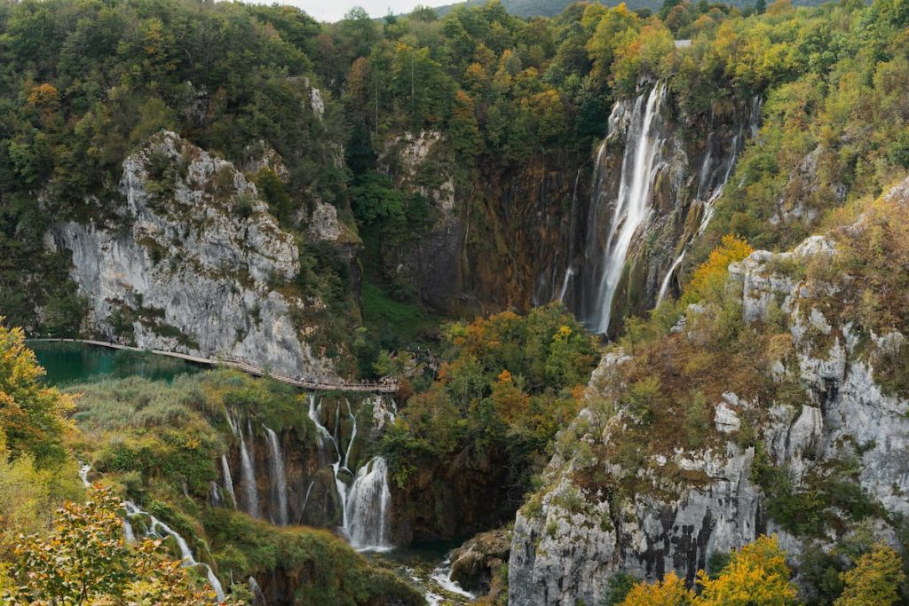 Gran Cascada Veliki Slap en el Parque Nacional de los Lagos de Plitvice, Croacia