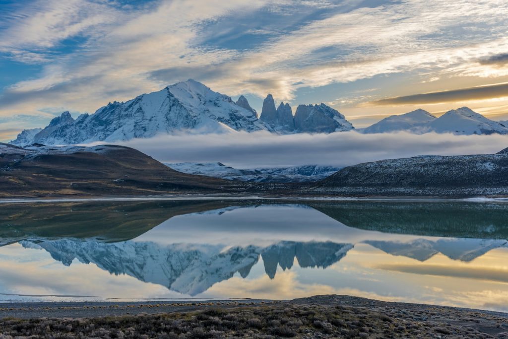 Los Cuernos del Paine reflejados en el lago Pehoé, Parque Nacional Torres del Paine