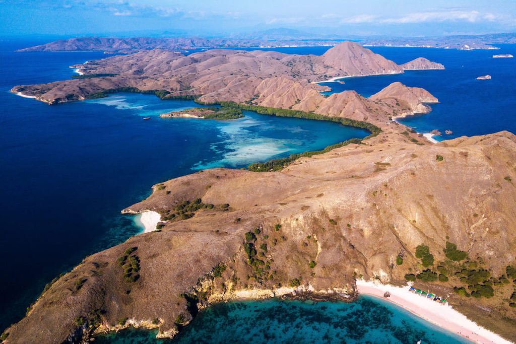 Vista aérea de las islas del Parque Nacional de Komodo con aguas turquesa Indonesia