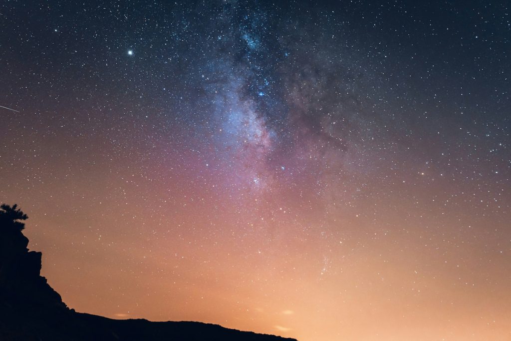 Cielo estrellado sobre el volcán del Teide de noche