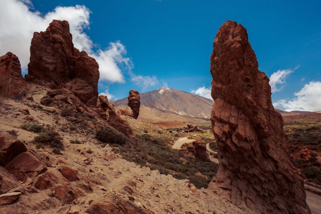 Formaciones rocosas de los Roques de García con el Teide al fondo