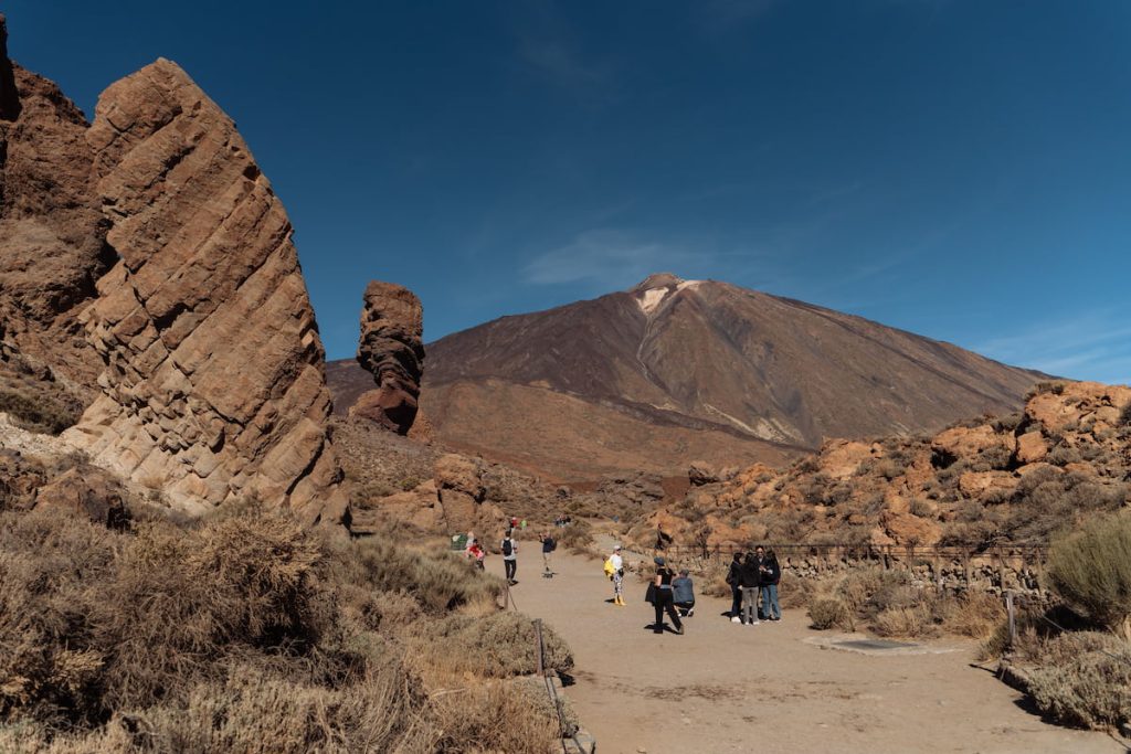 Senderistas y paisaje volcánico en Las Cañadas del Teide