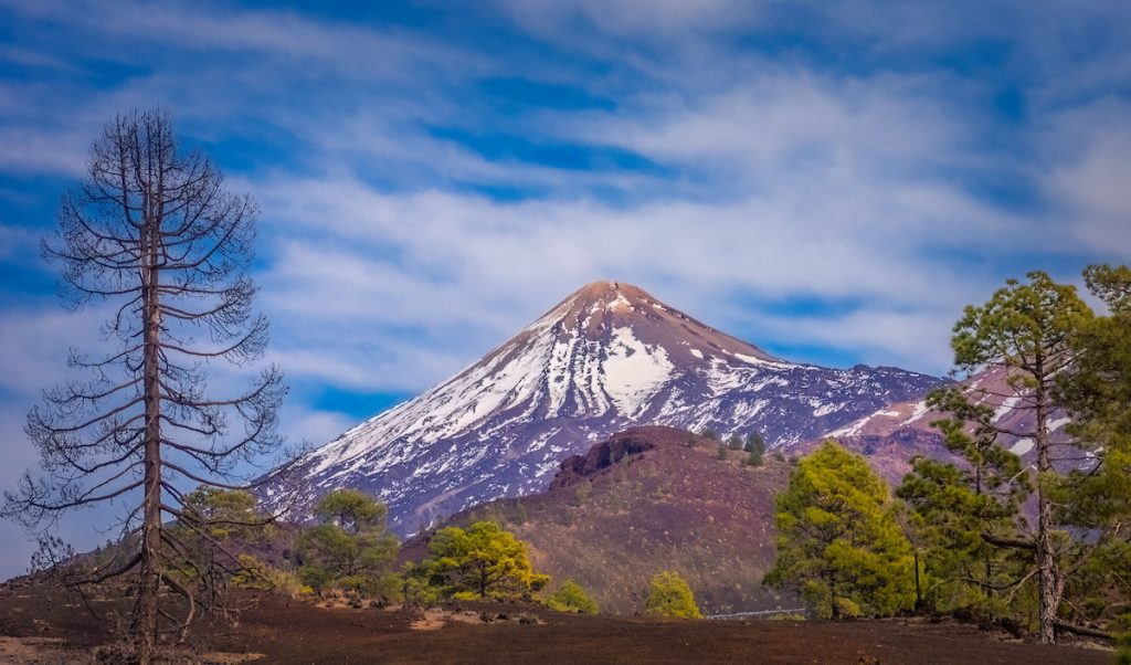 Volcán del Teide nevado visto desde Las Cañadas, Tenerife